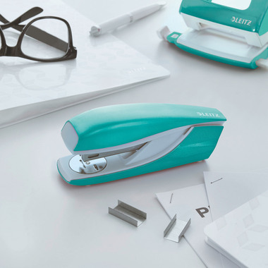 LEITZ Heftgerät NeXXt WOW 5502 55022051 eisblau 30 Blatt